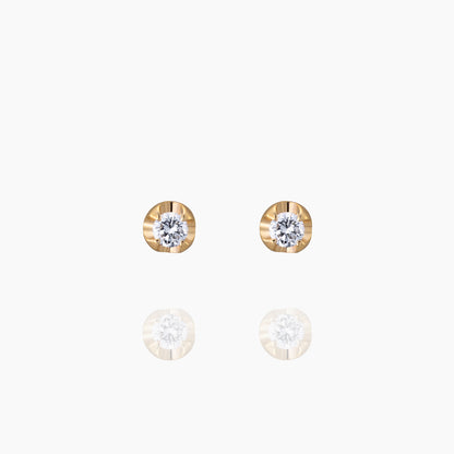 Silas サイラス ピアス 宝石は天然ダイヤモンド 計0.04ct 素材はK10のイエローゴールド 商品番号MA36 正面
